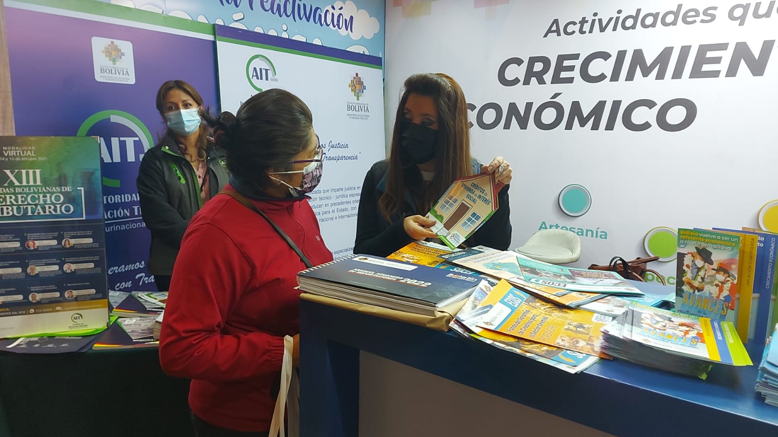 Ministerio explica medidas económicas para la reconstrucción económica en la Feria del libro