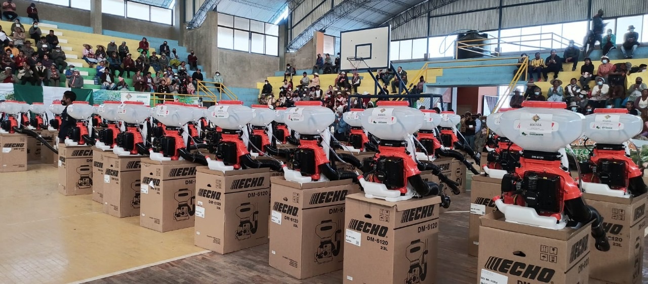 Gobierno entrega insumos para el control de plagas a productores de fruta en Cochabamba