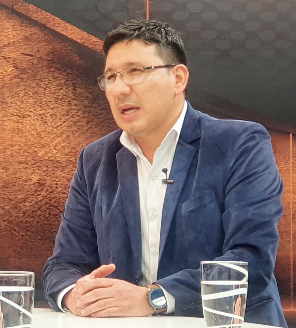 Ministro Molina resalta políticas de Estado para reactivar al sector energético sumido en una crisis y con empresas al borde de la quiebra