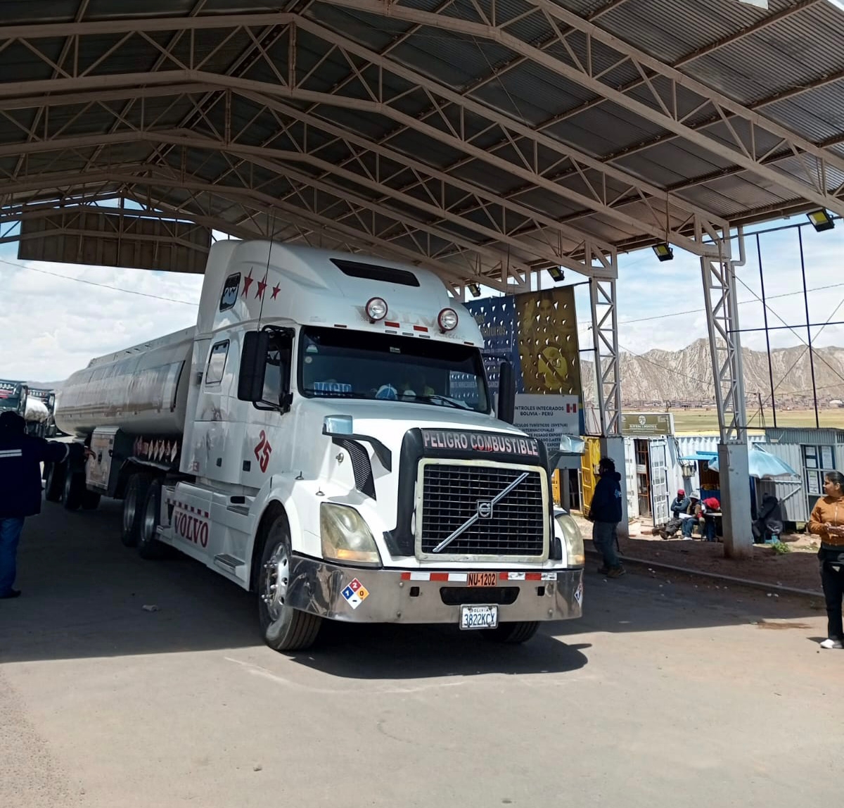 Aduana suma personal y amplía horarios de atención en Desaguadero para descongestionar el paso de vehículos