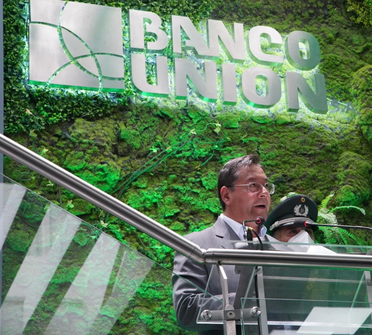 Presidente Arce revela que ministerios instalan paneles solares para generación de electricidad