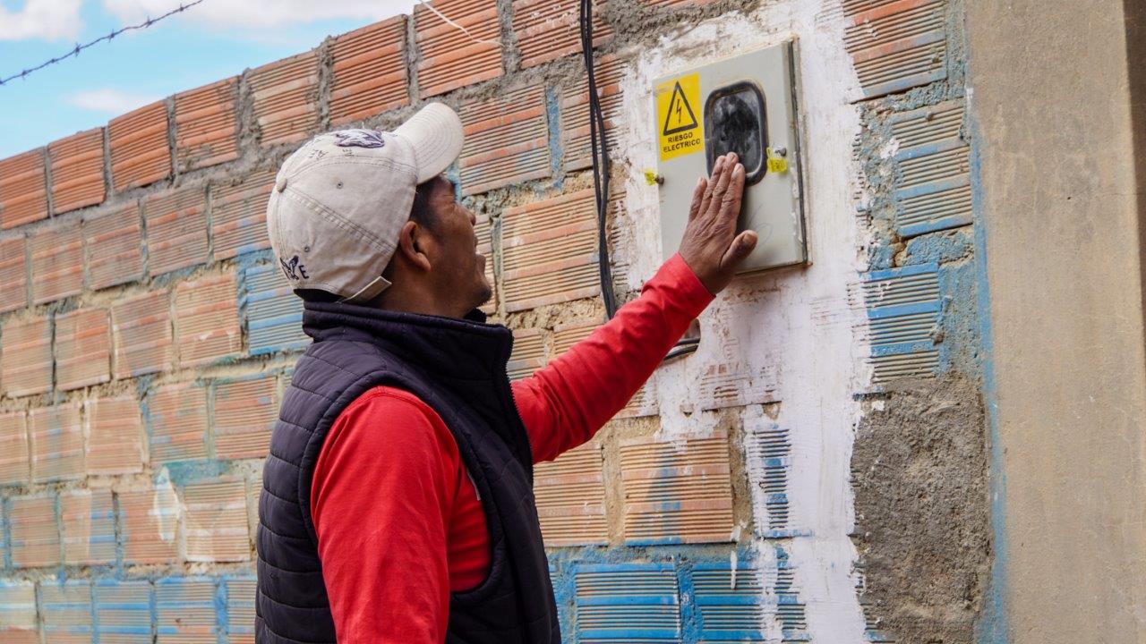 Más de 60 familias de Apaña acceden al servicio de energía eléctrica
