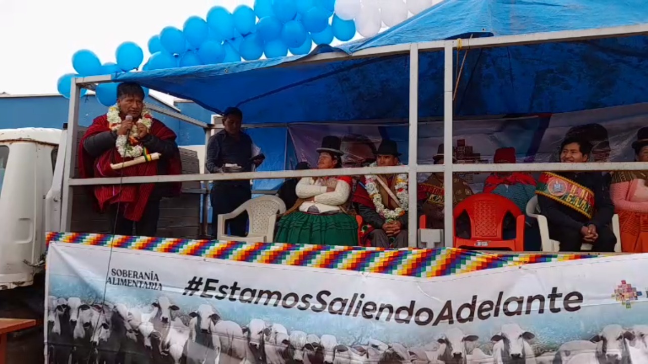 Más de 1.300 familias de Papelpampa de La Paz reciben semillas para garantizar alimento del ganado