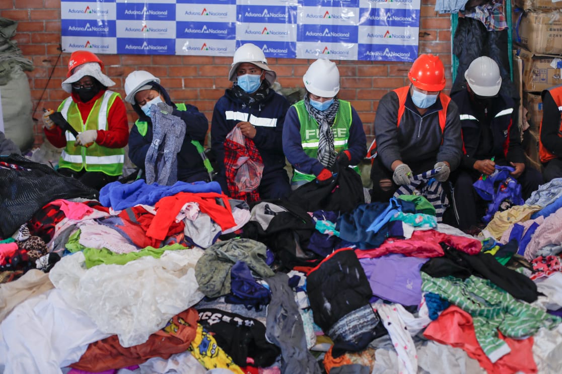 Inutilizan 22 toneladas de ropa usada de contrabando para la “Subasta Ecológica”