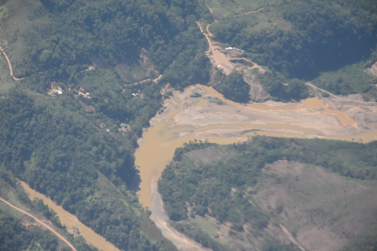 Realizan sobrevuelos para identificar actividades de minería ilegal en el norte de La Paz