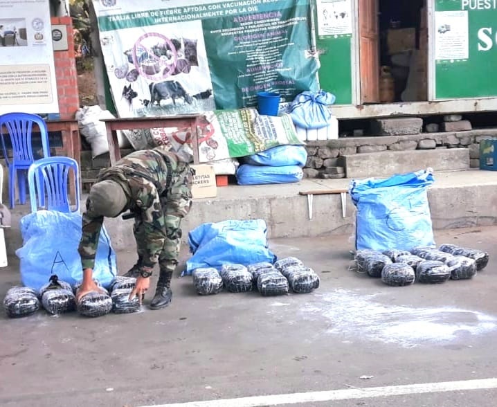 Aduana incauta 31 envoltorios de marihuana camuflados en yutes con detergente, en Tarija