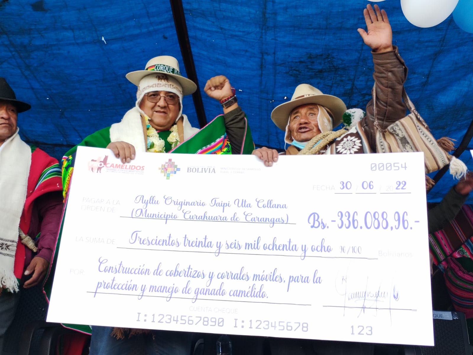 Gobierno entrega recursos financieros y materiales de construcción para el sector productor de camélidos