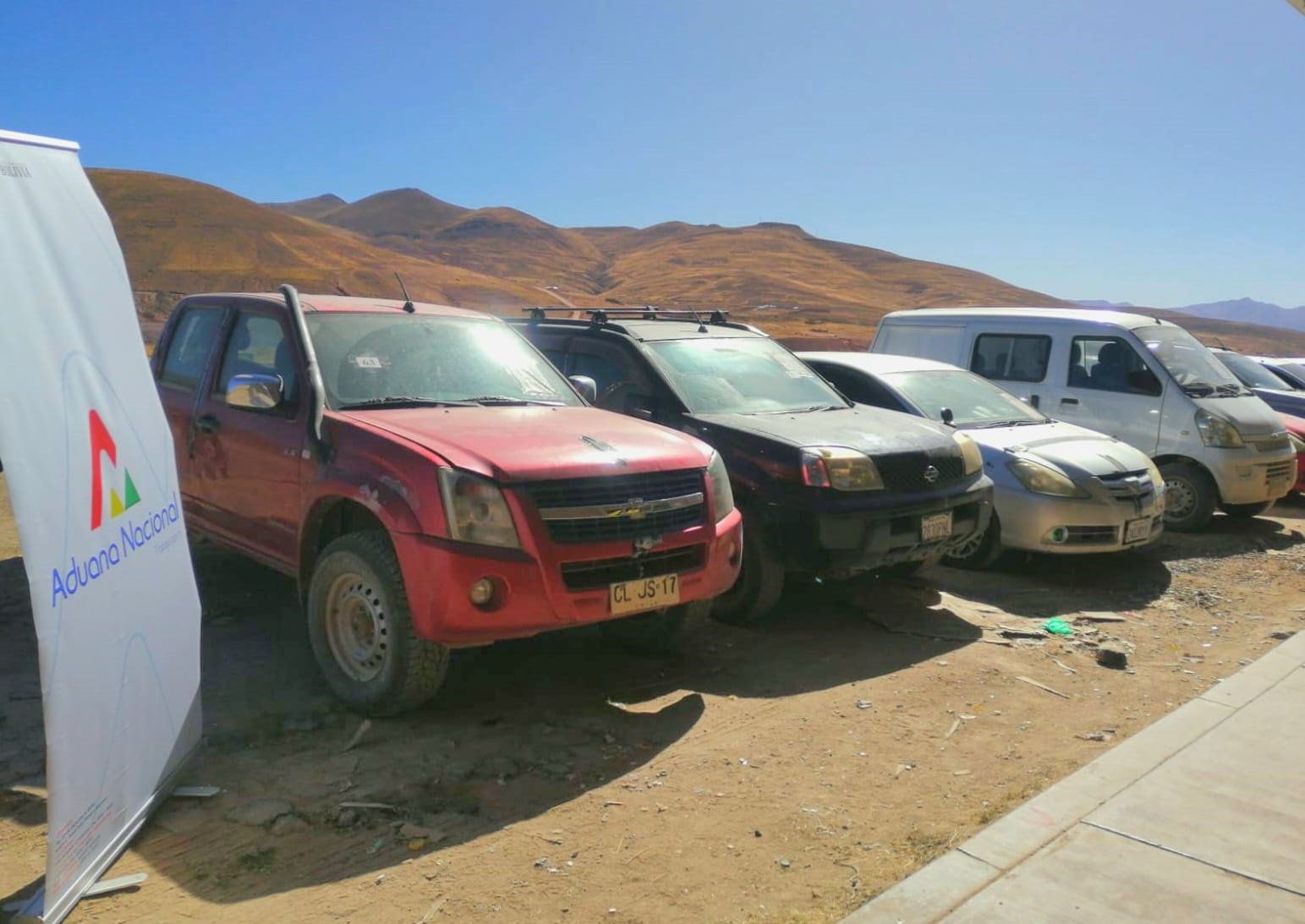 Aduana comisa 14 vehículos indocumentados en Potosí y Sucre