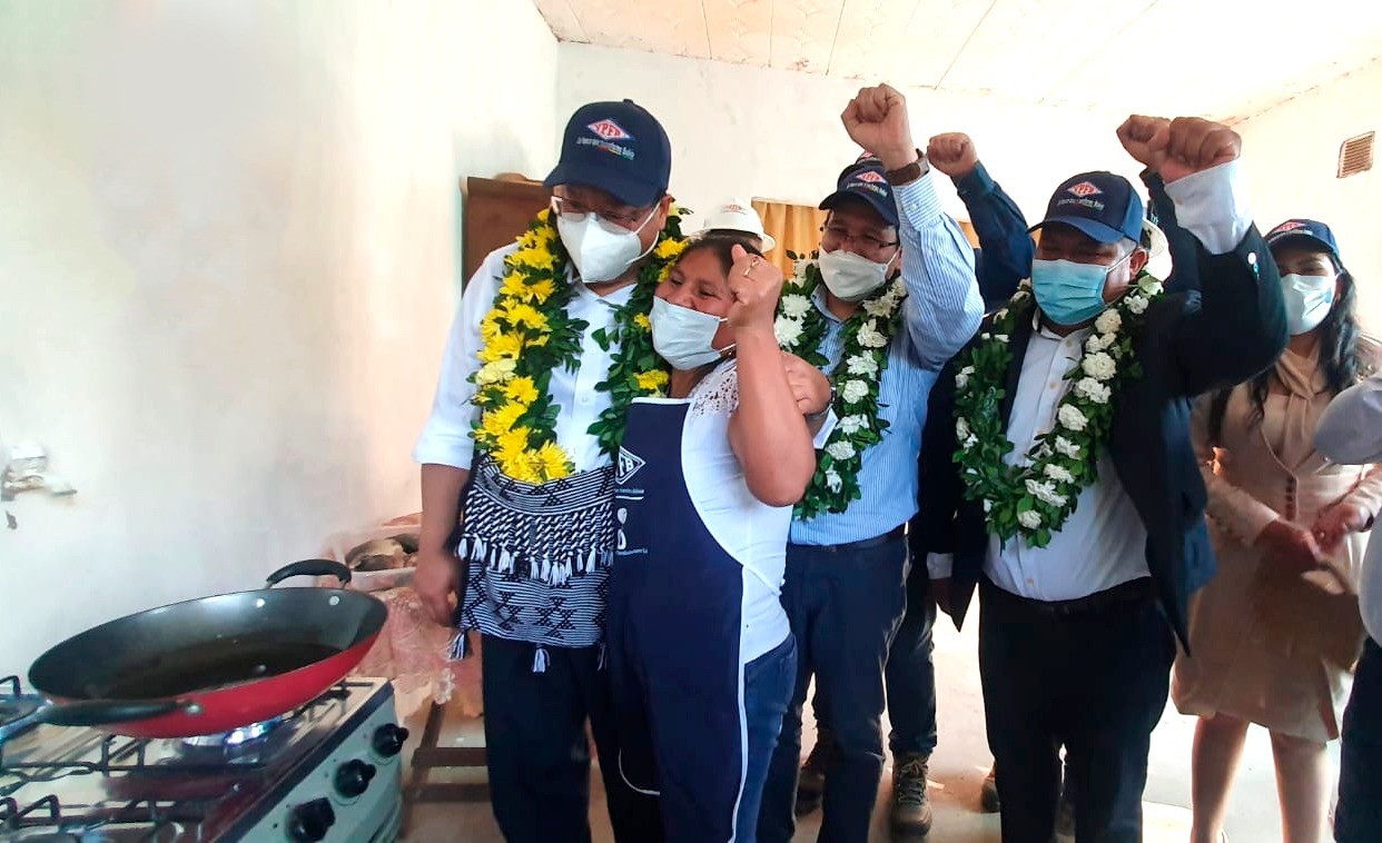 Arce entrega conexiones de gas domiciliario en Villa Montes en beneficio de 400 viviendas