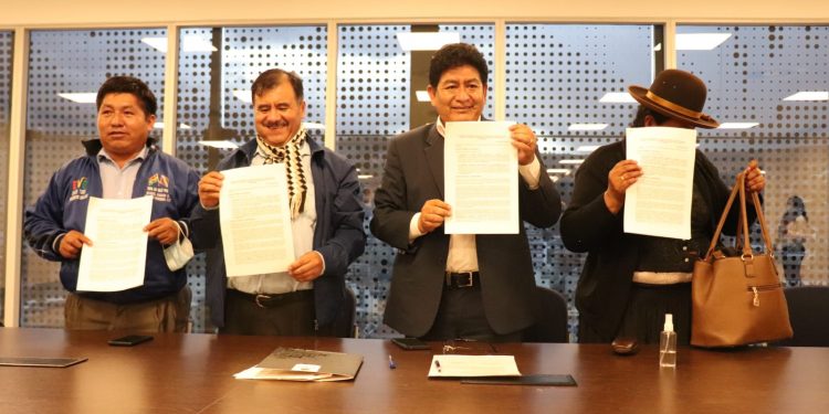 Obras Públicas y Gobernación de Cochabamba firman convenio para intercambio de predios