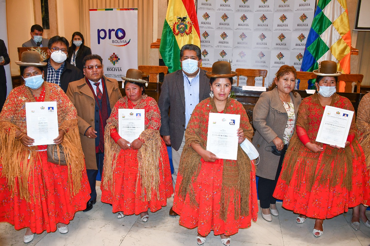 Gobierno entrega certificados de competencias a 148 MyPE’s de La Paz