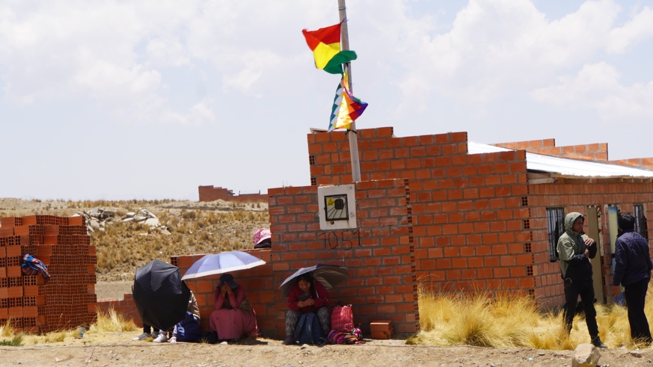 La energía eléctrica llega a tres urbanizaciones del Distrito 13 de El Alto