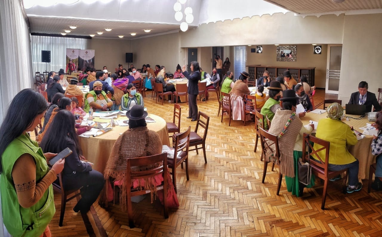 Más de 80 mujeres emprendedoras de La Paz se capacitan en gestión de turismo 