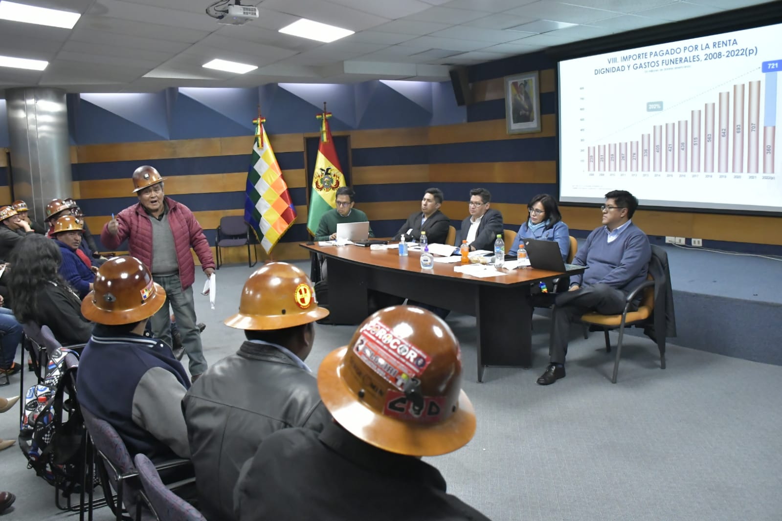 Gobierno mantiene abierto al diálogo con mineros de Huanuni para garantizar el pago de bonos sociales