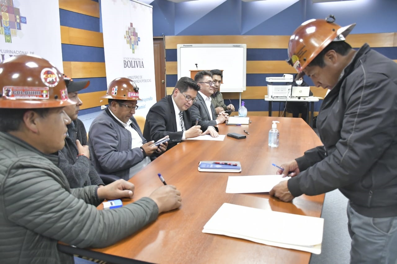 Gobierno y mineros acuerdan derogar artículos del DS 4783 y trabajar en una nueva normativa