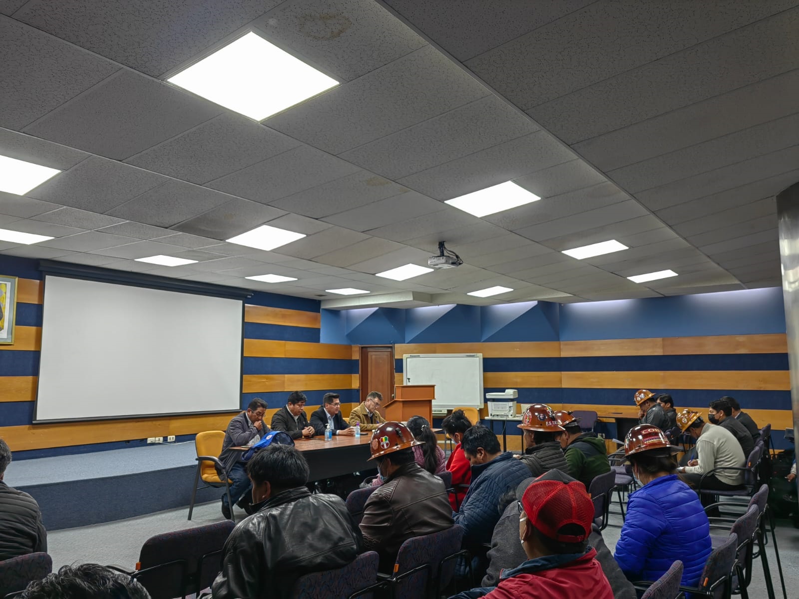 Gobierno logra acuerdo con la COB y mineros levantan medidas de presión