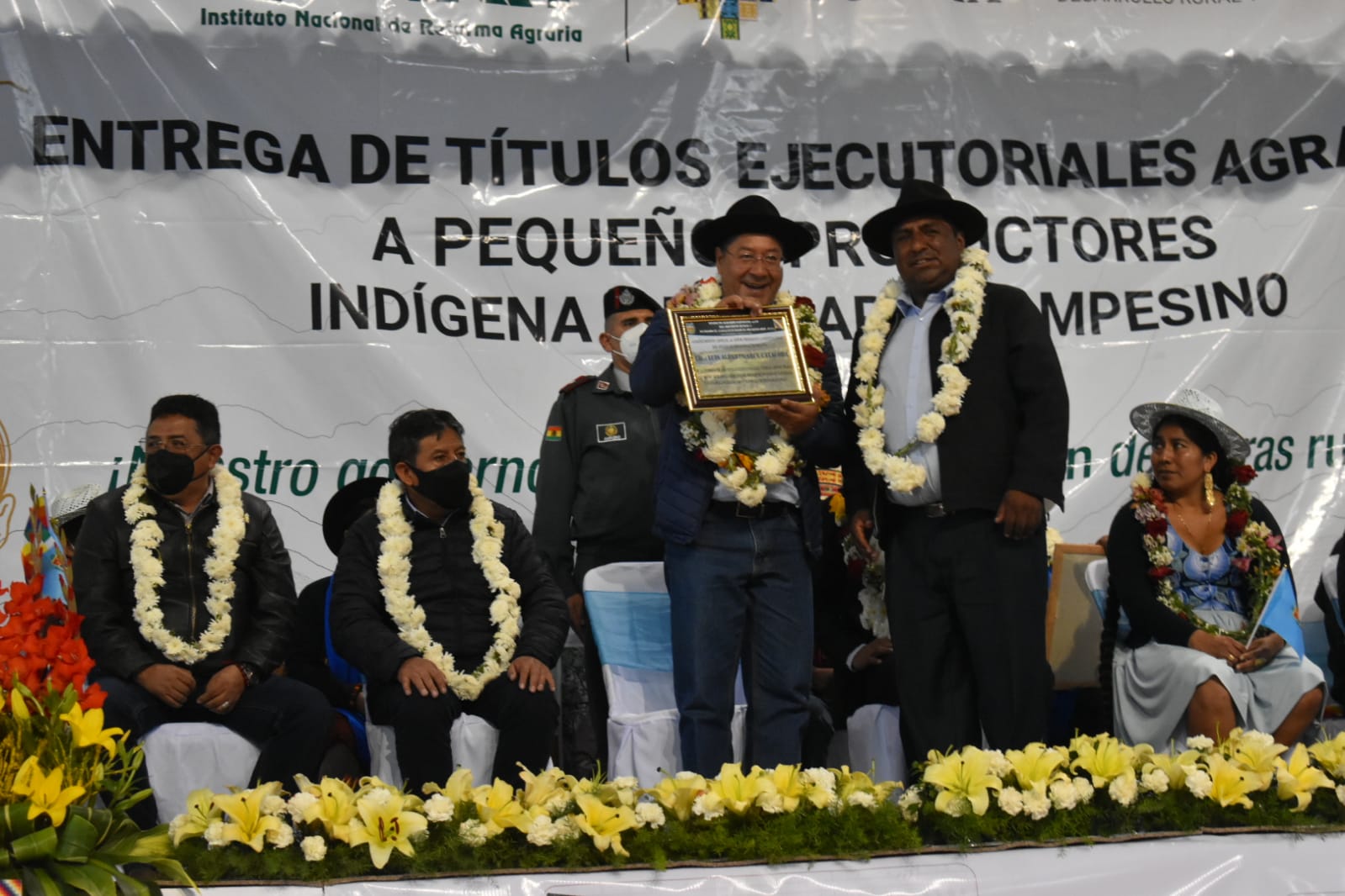 Gobierno entrega 7.608 títulos ejecutoriales a 12.203 productores de Cochabamba