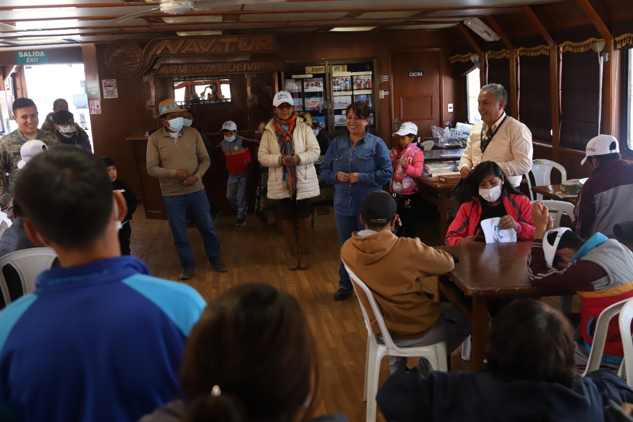 Turismo social: Niñas y niños de centros infantiles y lustrabotas visitan Guaqui y Peñas