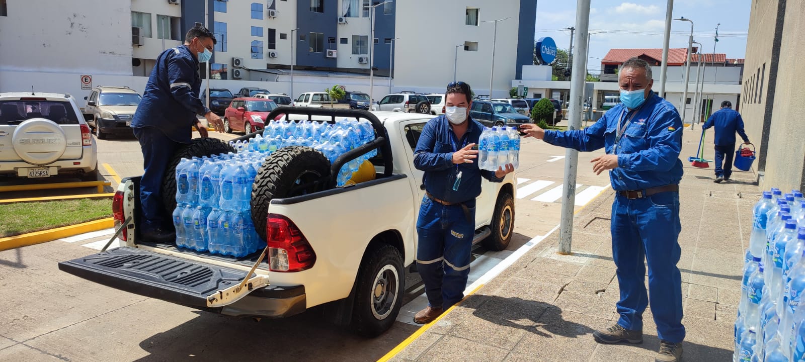 YPFB entrega ayuda al personal que combate incendios en la serranía del Aguaragüe