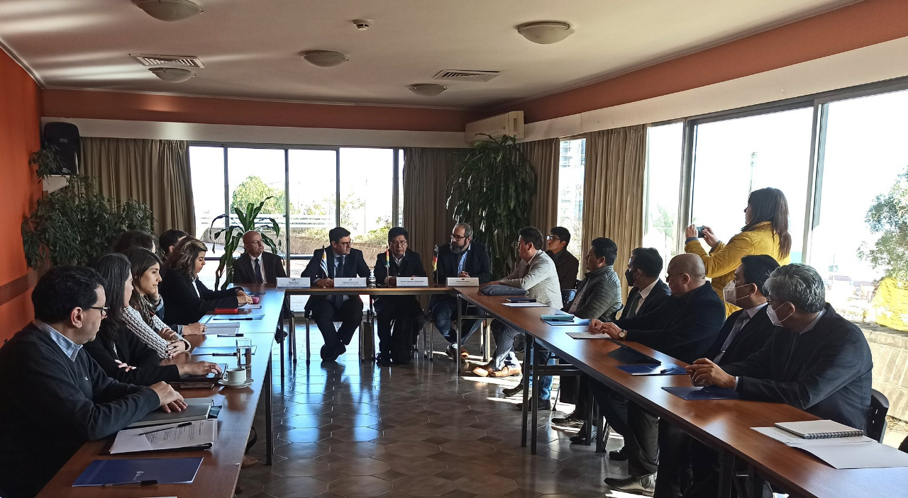 Bolivia intercambia experiencias sobre energías renovables con Uruguay