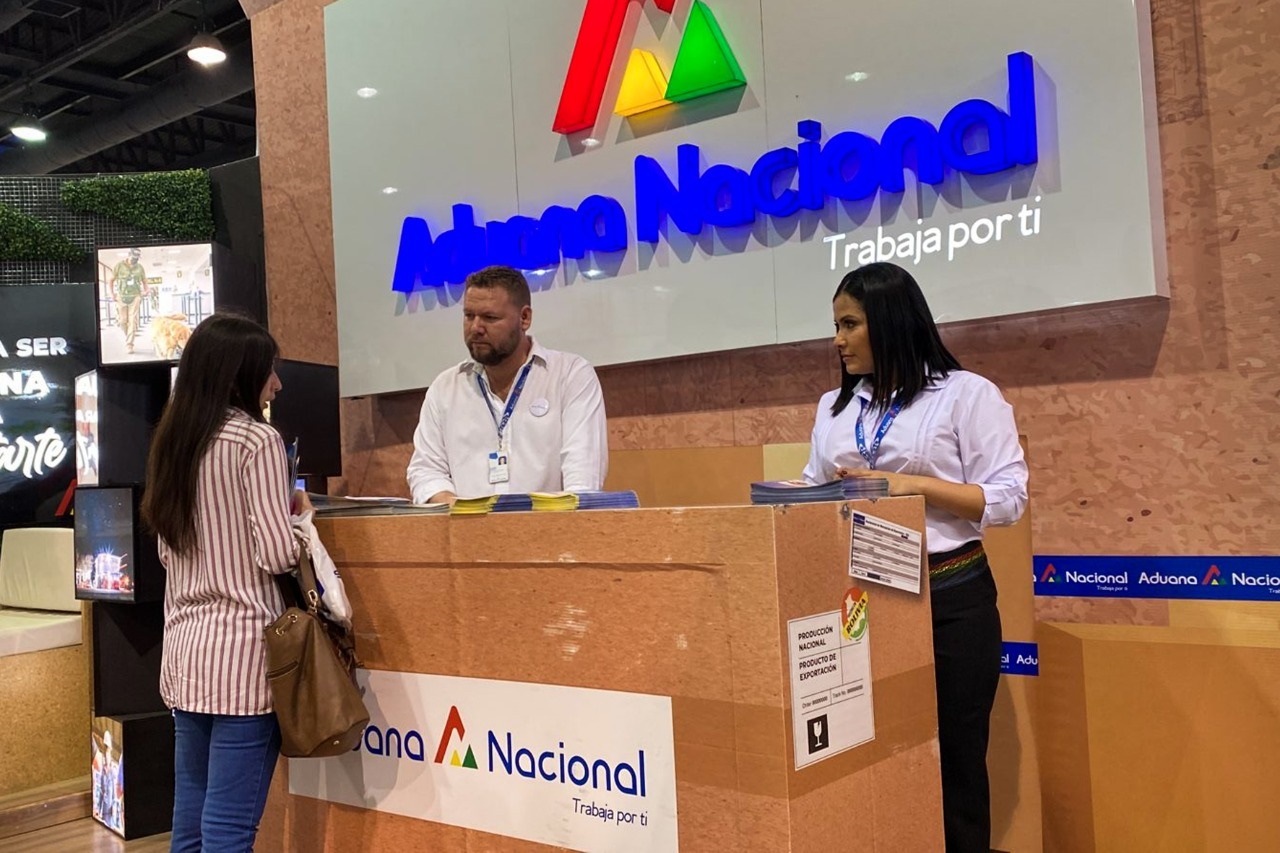 Aduana presente en la Fexpocruz 2022 con cajas de importación y exportación 