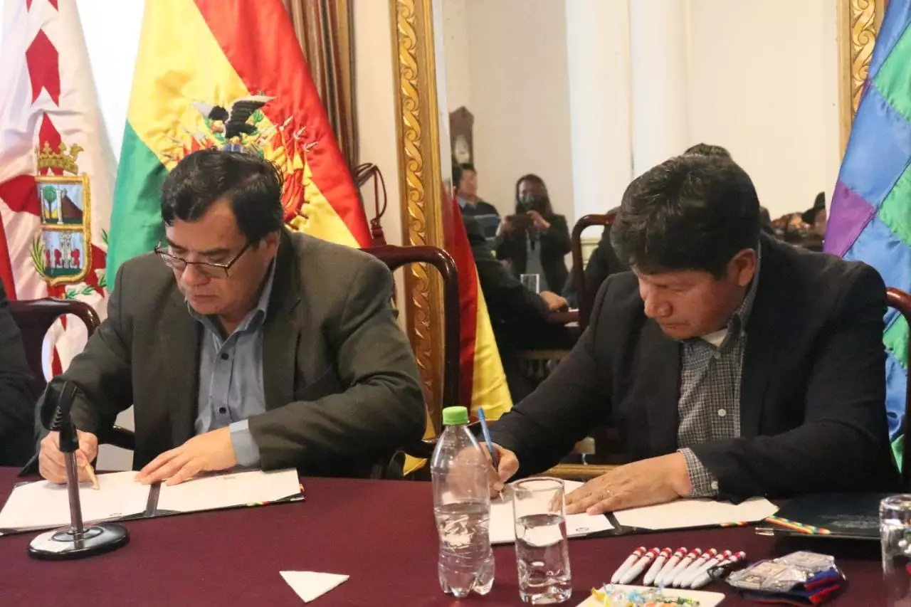 Universidad Nacional Siglo XX y Cámara de Diputados firman convenio de periodismo a distancia 