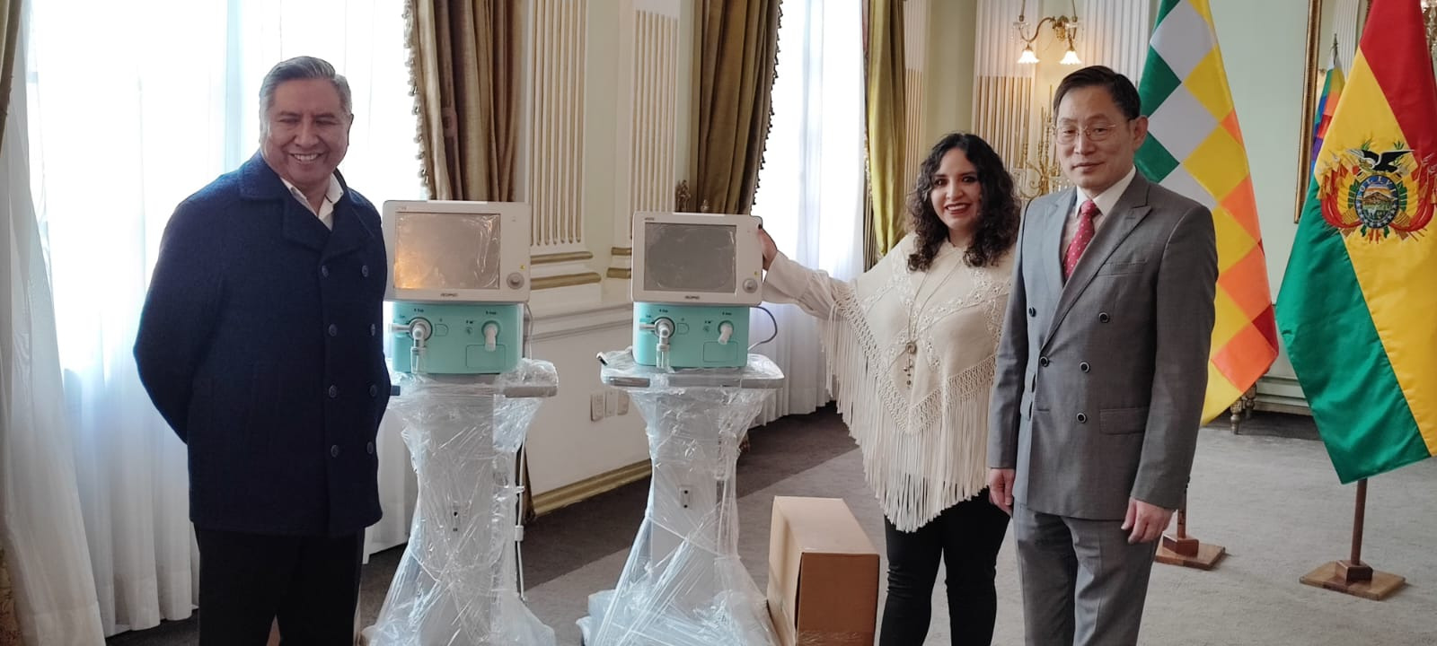 Bolivia recibe equipos médicos de china que reforzarán áreas de terapia intensiva