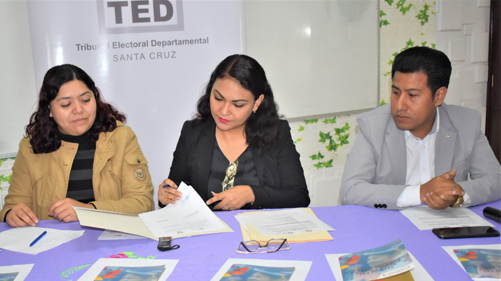 TED Santa Cruz y la Casa de la Mujer firman convenio para promover los derechos políticos de las mujeres