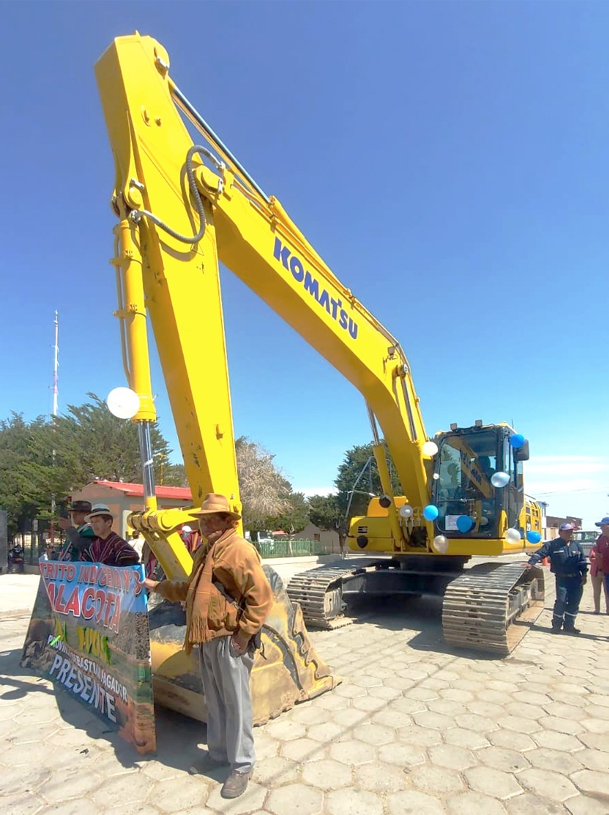 Gobierno entregó maquinaria pesada en Huari para fortalecer al sector ganadero