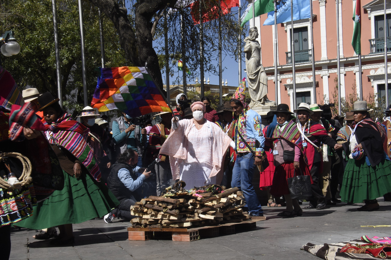 Ministra de la Presidencia ratifica compromiso de consolidar el Estado Plurinacional