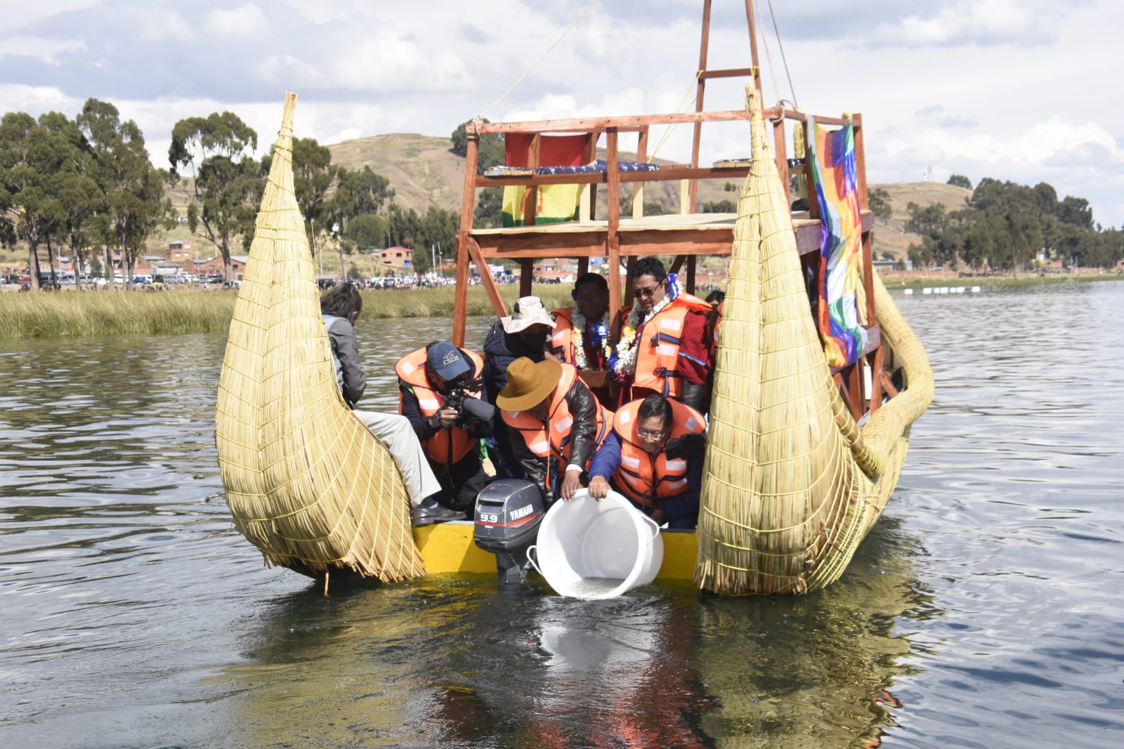 A orillas del Titicaca se siembran 1,2 millones de alevines de karachi amarillo y negro
