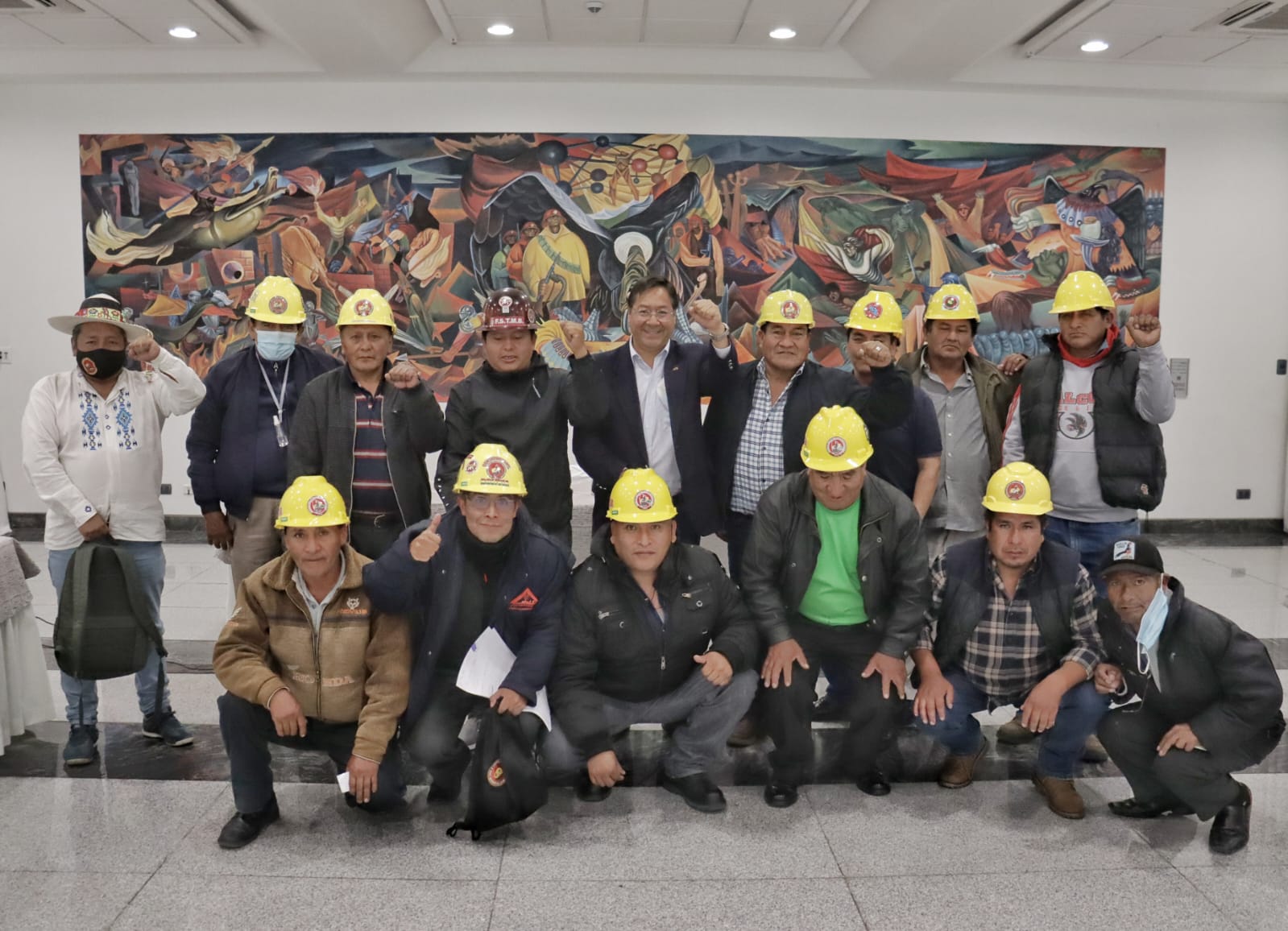 Arce destaca crecimiento del sector construcción y coordina acciones con trabajadores