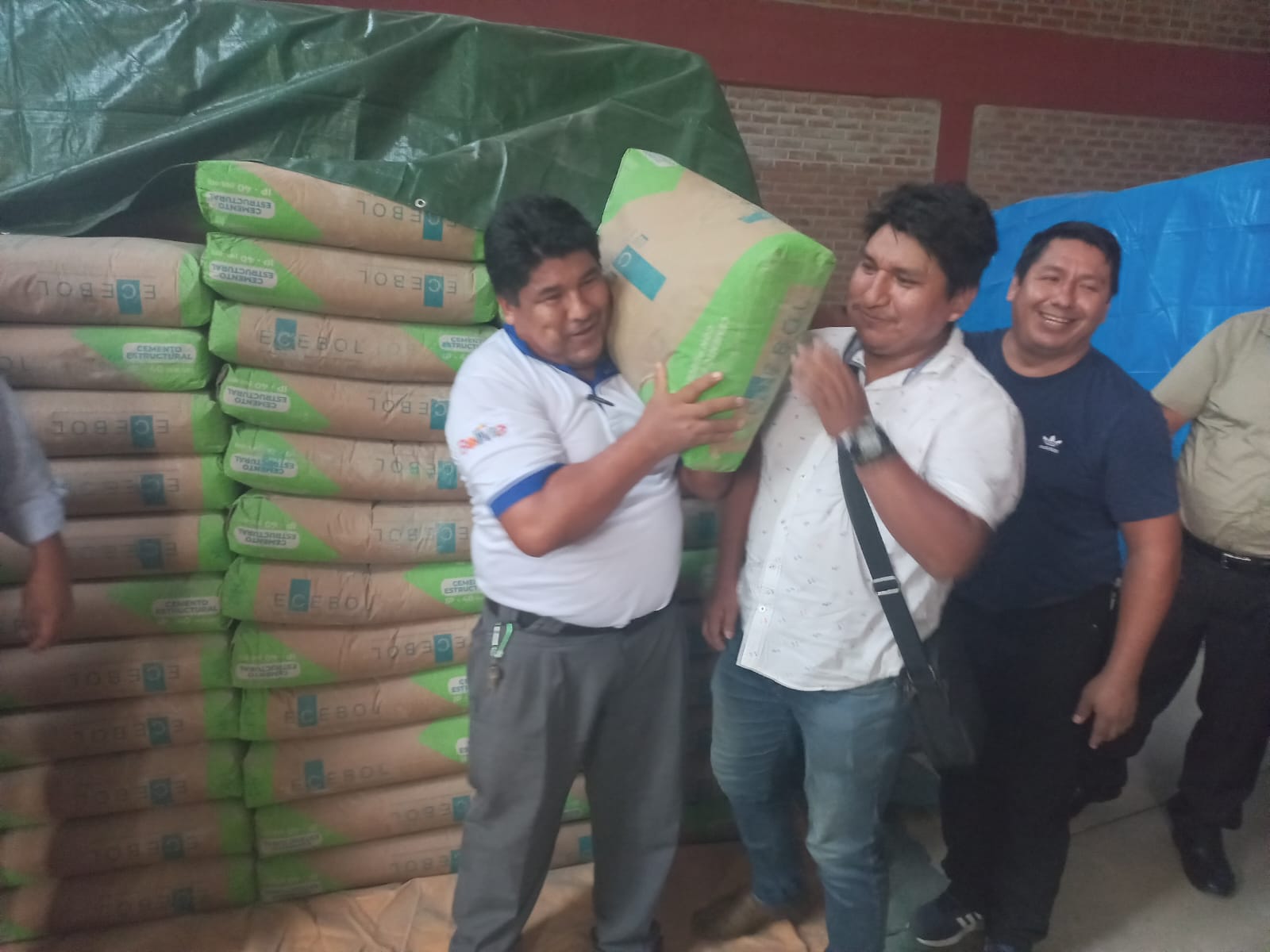 Gobierno entrega material para evitar inundaciones en el Trópico de Cochabamba