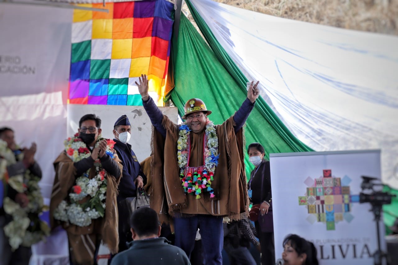 Presidente entrega moderna infraestructura para una unidad educativa de Sorata