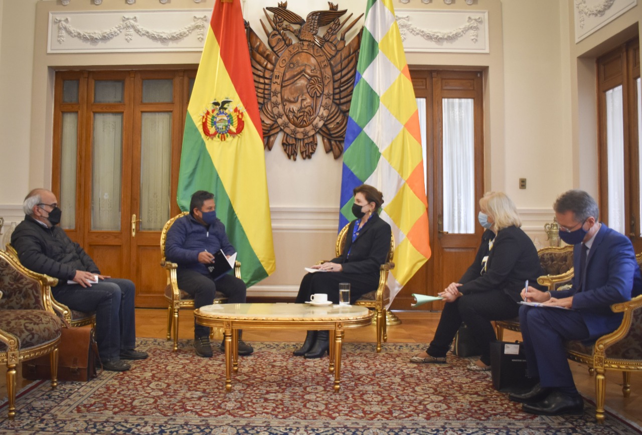 Diplomática francesa resalta trabajo a favor de la igualdad de género en el Estado boliviano 