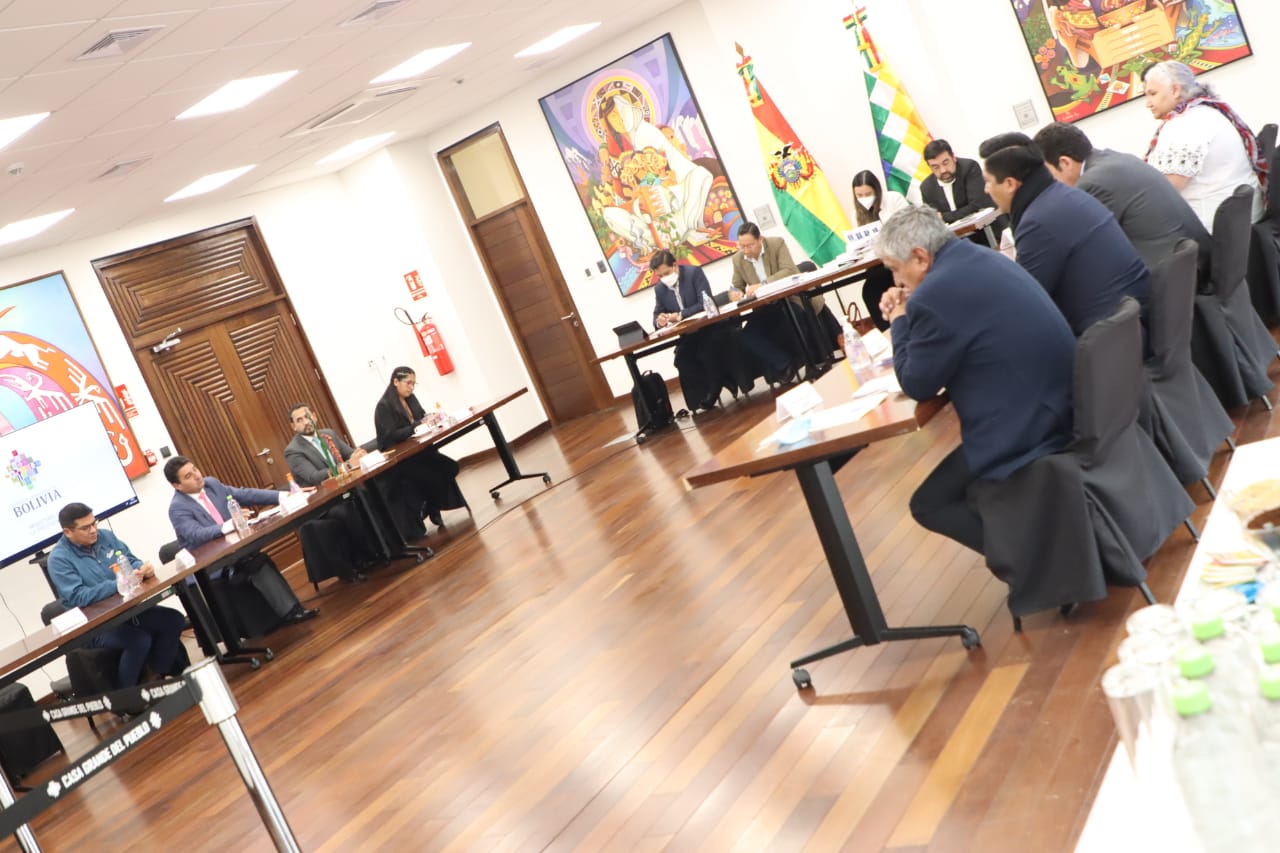 Gobierno y alcaldes de las ciudades capitales, más El Alto, definen mesas de trabajo y dialogan sobre créditos y bonos (amplia)