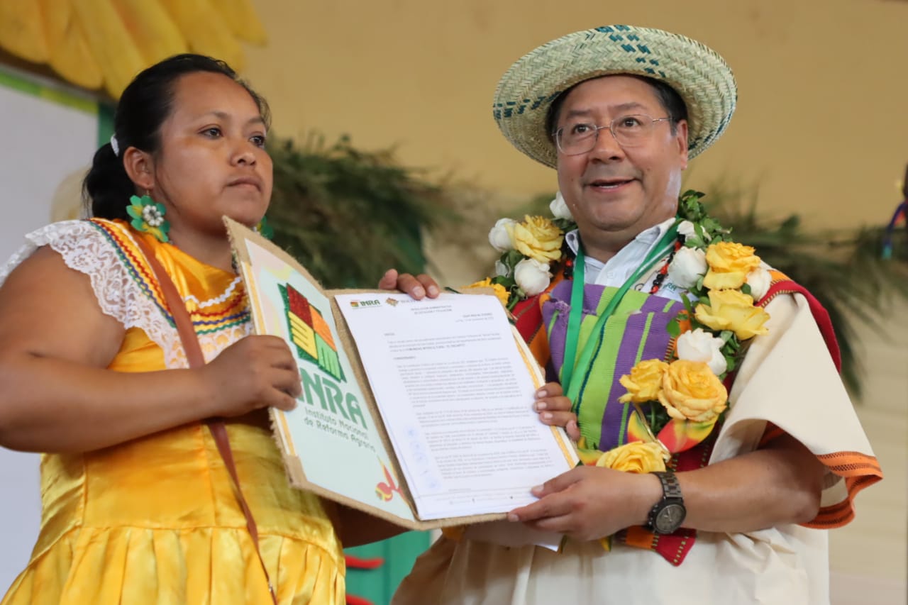 Arce entrega 105 títulos de propiedad en Beni y compromete impulsar el desarrollo agrícola