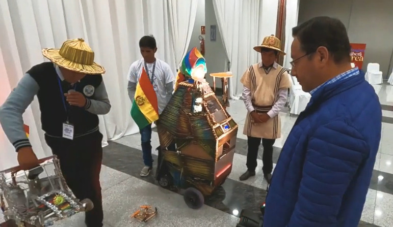 Presidente destaca el talento juvenil en robótica y afirma que apostará por la ciencia y tecnología boliviana