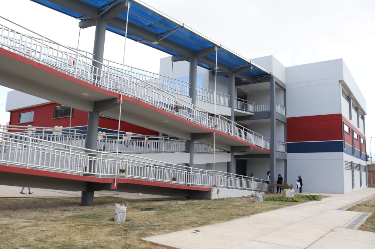 Arce entrega tres colegios en Quillacollo y resalta la apuesta del Gobierno en la educación
