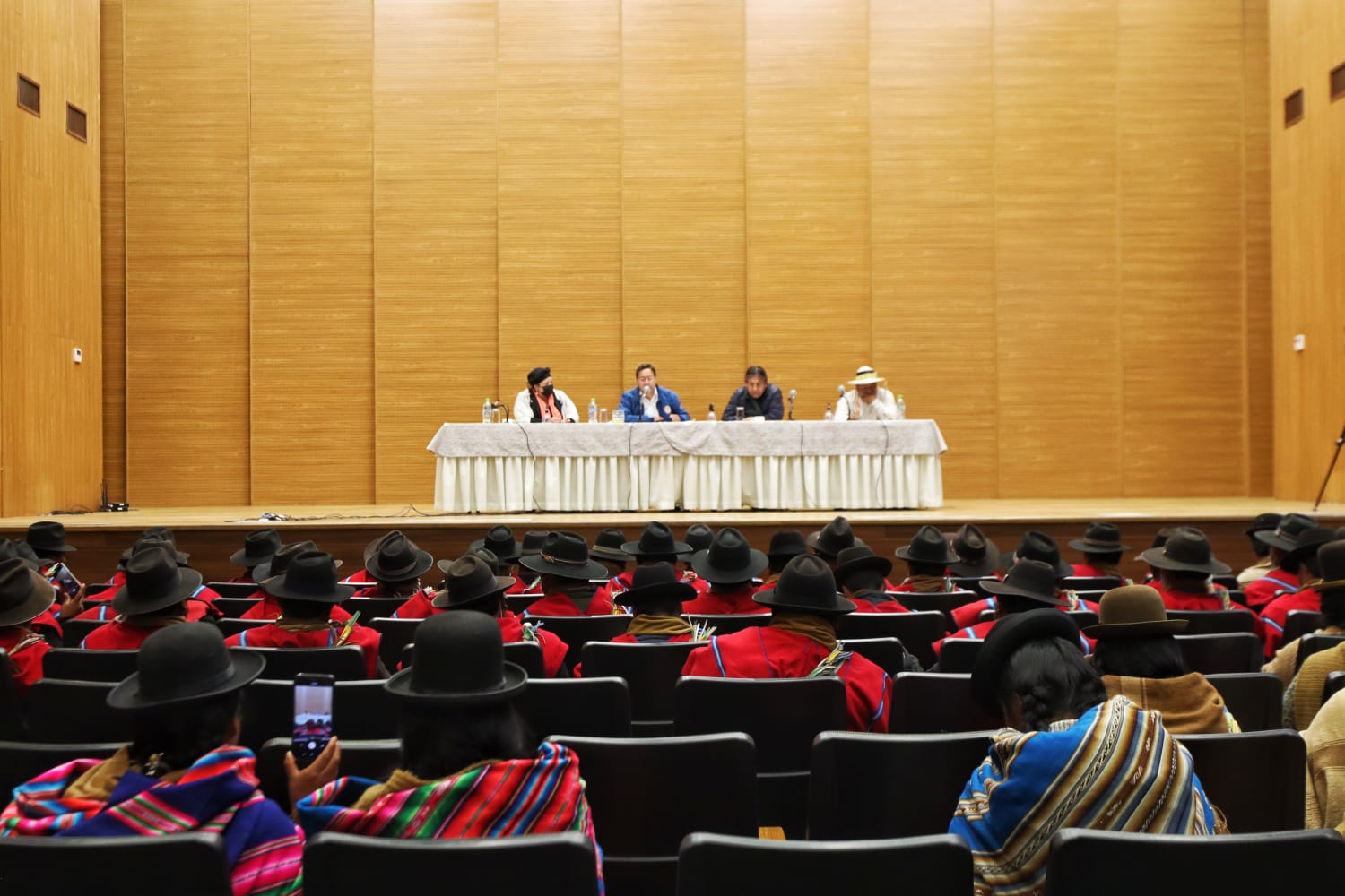 Arce se reúne con Ponchos Rojos de Omasuyos y se compromete con el desarrollo económico y social de la región