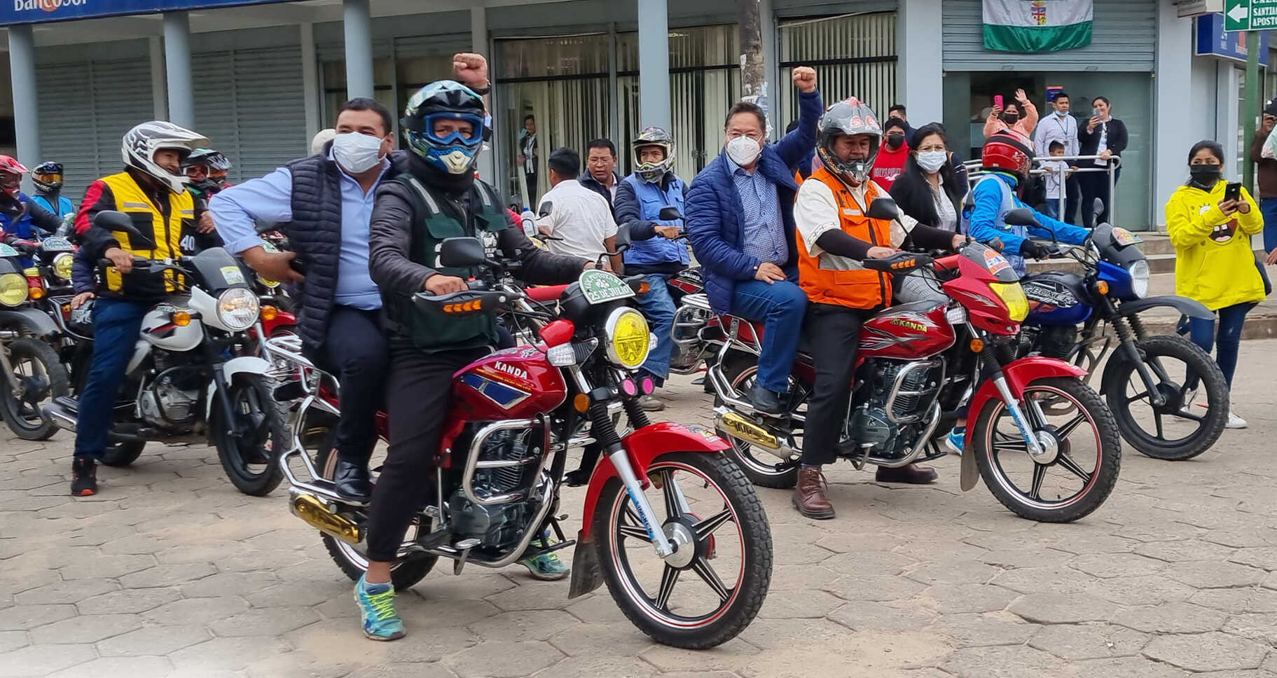 Arce inaugura sede de moto taxistas, garantiza inversión para hospital y anuncia doble vía El Torno-La Guardia