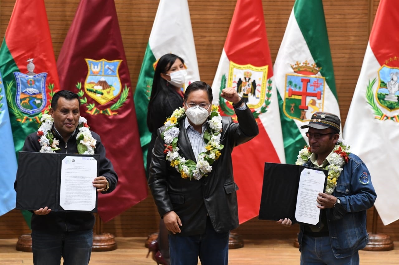 Presidente entrega a los gremiales ley que les facilita acceso a créditos, salud, vivienda y seguridad social