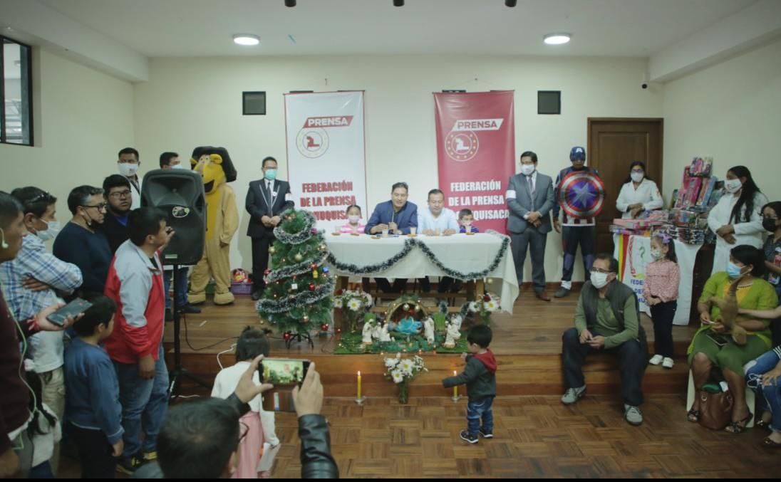 En Navidad, ministro de Salud destaca labor de los trabajadores de la prensa y comparte juguetes con sus hijos