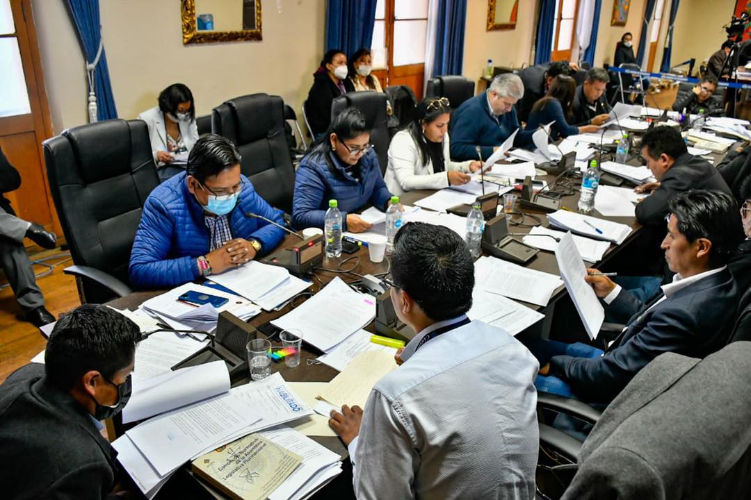 Comisión informa que 66 postulantes continúan en carrera para la Defensoría del Pueblo -