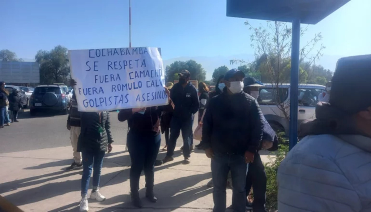 “Fuera racistas, golpistas, asesinos,” le dicen en Cochabamba a cívicos cruceños