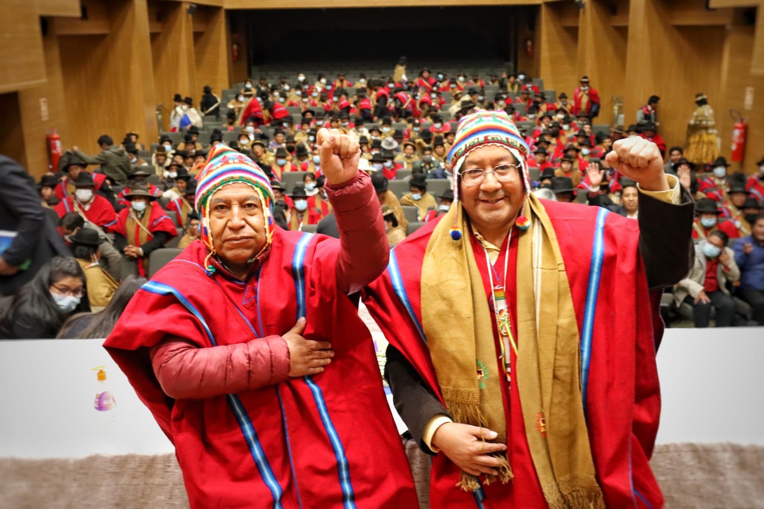 “Ponchos Rojos” de la provincia Omasuyos ratifican su respaldo al Gobierno de Arce