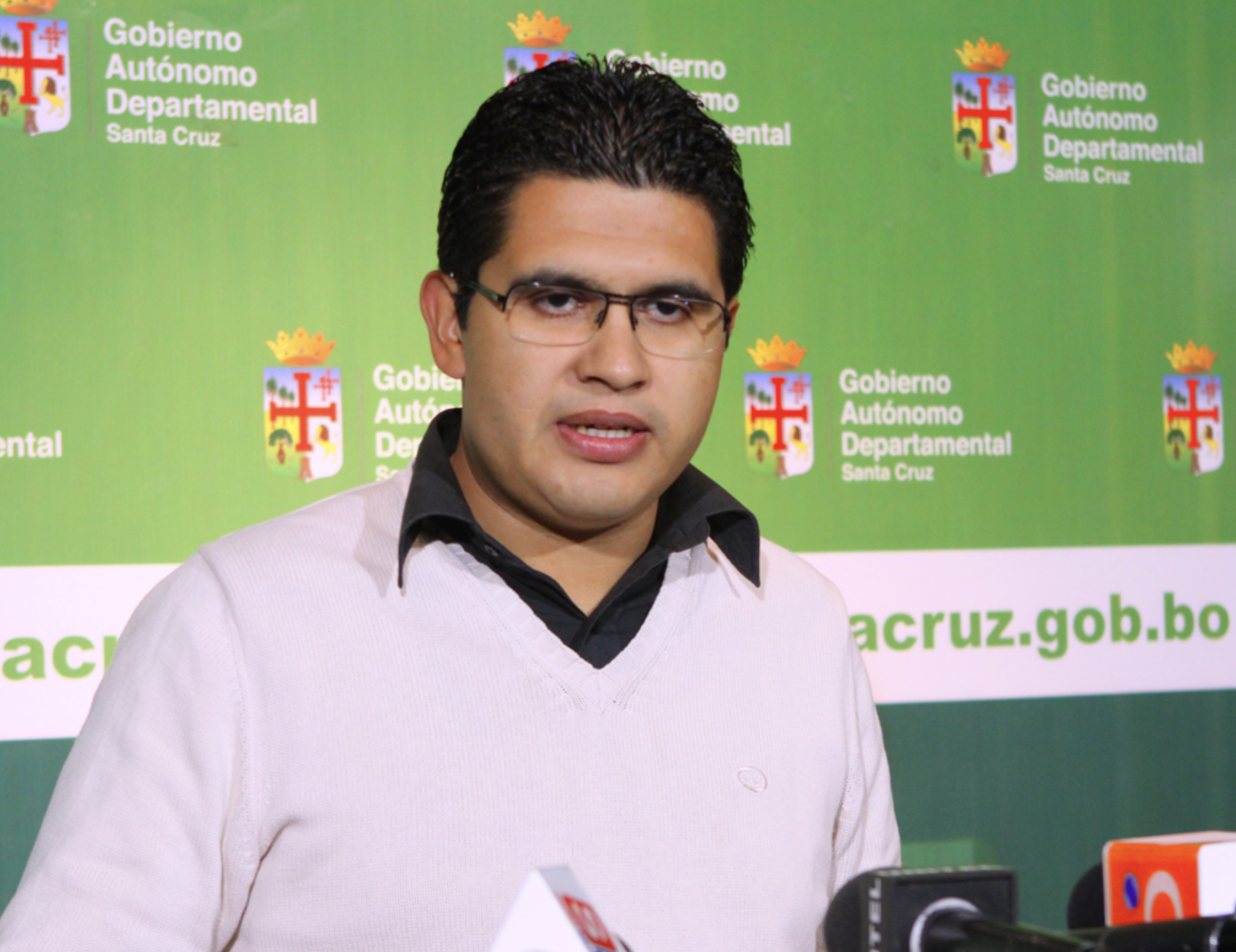 Exsecretario de Costas llama “inútil” e “incapaz” a Fernando Camacho