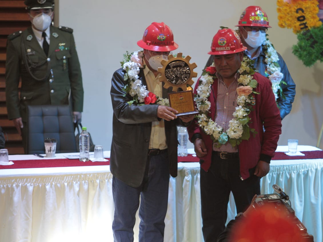 Presidente celebra el Día del Trabajador Fabril y entrega vehículos a la dirigencia de ese sector