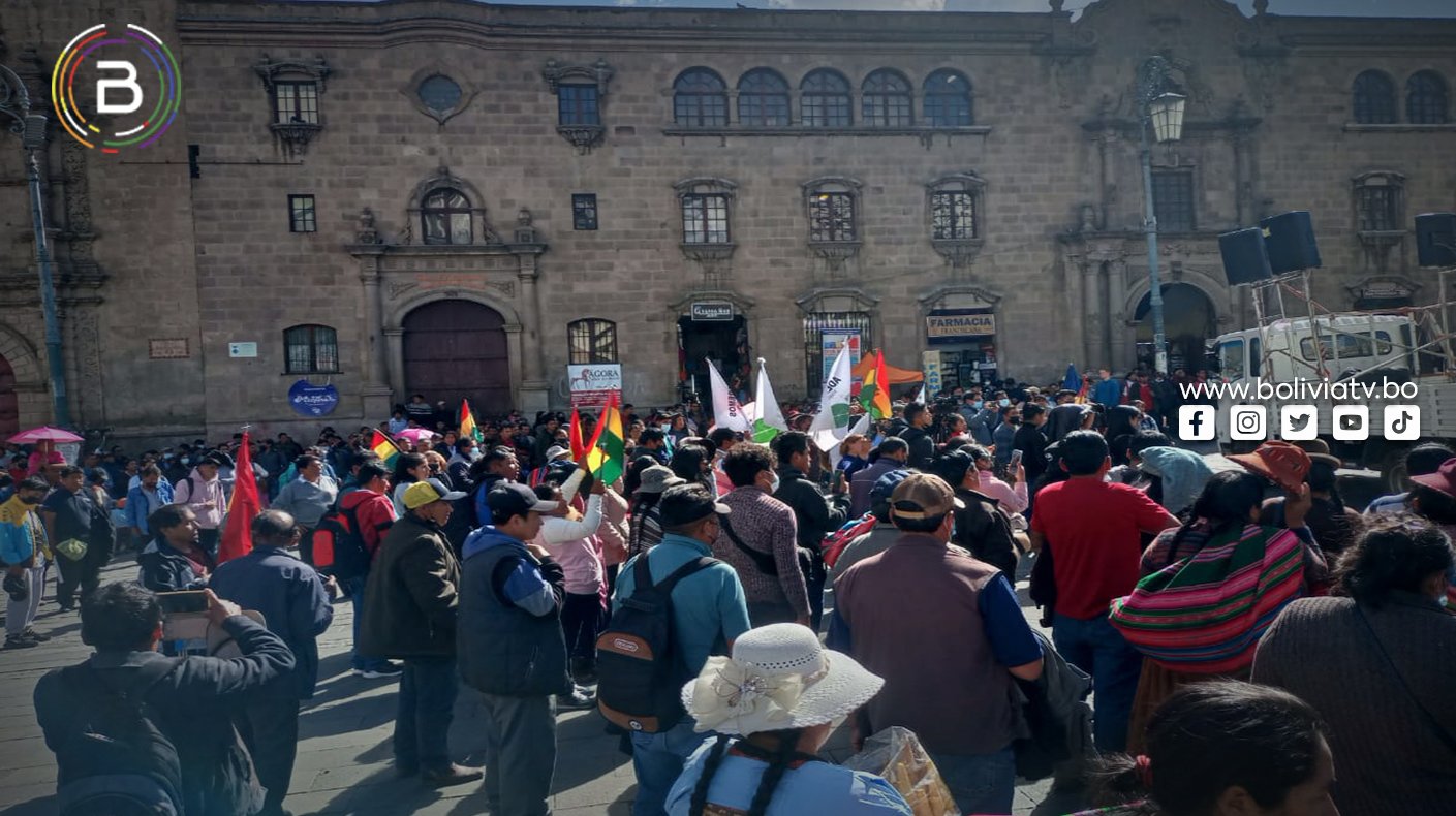 Cabildo convocado por cocaleros y gremiales no llenó ni la bandeja inferior de la plaza San Francisco