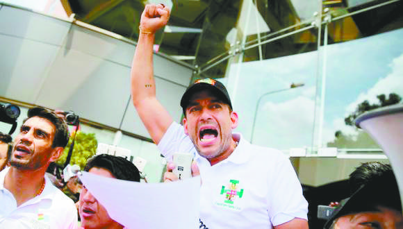 En Santa Cruz el Gobierno entrega obras y combate incendios, y Camacho articula un segundo golpe de Estado